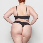 Стринги SKIMS Soft Smoothing Seamless, цвет Onyx - фото 4