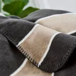 Плед Плед Kotor с блоковыми полосами Ibena, антрацит/бежевый - фото 4