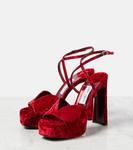 Бархатные босоножки Karli 125 на платформе Jimmy Choo, Ruby Red - фото 4