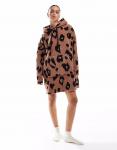 Платье ASOS DESIGN honeycomb oversized lounge hoodie in leopard print - фото 2