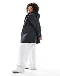 Прорезиненный плащ-дождевик ASOS DESIGN Curve черного цвета Asos Curve - фото 2
