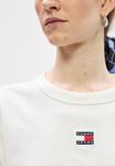 Футболка Tommy Jeans BADGE TEE, Ecru/Off-White - фото 8