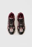 Кроссовки KARL LAGERFELD ORION SIDETRIM MIX II, Black/Wine/Black - фото 4