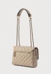 Сумка Guess GIULLY II 2 COMP CNVRTBLE FLAP, Pale Mocha/Brown - фото 2