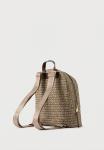 Рюкзак DKNY BRYANT AVE BACKPACK, Chino/Chocolate/Brown - фото 2