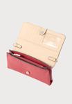 Сумка кросс-боди Guess NOELLE FLAP ORGANIZER, Garnet/Red - фото 3