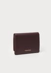 Кошелек Calvin Klein EMBLEM LEATHER MEDIUM TRIFOLD, Fudge/Dark Brown - фото 2