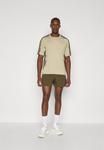 Спортивные шорты ASICS CORE SHORT, Brown Stone/Taupe - фото 2