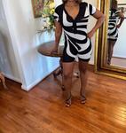 Ромпер с абстрактным принтом в черном цвете ShopWTD - фото 2