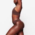 Стринги SKIMS Soft Smoothing Seamless, цвет Cocoa - фото 3