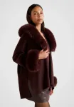Накидка алии с меховой отделкой Forever New, Chocolate - фото 4