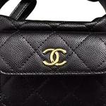 CHANEL Мини клатч из личи и кавиарной кожи - фото 6