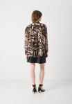 Блуза DKNY PRINTED FRONT SHIRT, Brown/Black/Black - фото 4