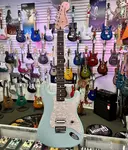 Fender Limited Edition Tom Delonge Stratocaster, гриф из палисандра, цвет Daphne Blue - фото