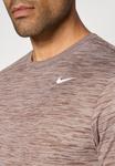 Футболка Nike Performance TEE NEW VENEER, Baroque Brown/Multi-Coloured - фото 6