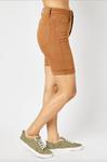 Коричневые шорты-бермуды с утягивающим эффектом Judy Blue - фото 2