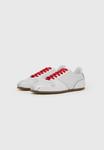 Кроссовки MOSCHINO Trainers, Bianco/Rosso/Silver-Coloured/White - фото 2