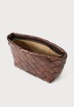 Клатч Loeffler Randall WIDE SQUARE WOVEN CLUTCH, Chocolate/Brown - фото 4
