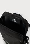 Сумка кросс-боди Calvin Klein BOLD LOGO SLIM REPORTER, Black - фото 3