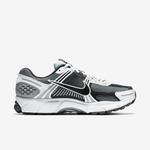 Nike Mens Zoom Vomero 5, Dark Grey | Black | White | Sail - фото 3
