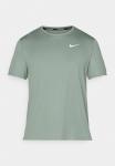 Футболка Nike Performance MILER, Clay Green/Dark Green - фото 5