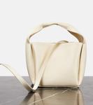 Маленькая атласная сумка-ведро Toteme, экрю - фото 6