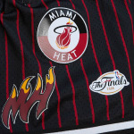 Шорты NBA MiAMI HEAT CITY COLLECTION MESH SHORTS Mitchell And Ness, цвет Schwarz/Rot - фото 3