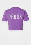 Футболка с принтом BACK LOGO PEQUS, цвет orchid - фото 6