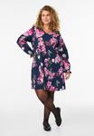 Платье Zizzi MIT V-AUSSCHNITT UND LANGEN ÄRMELN, Navy B Pink Flower/Dark Blue - фото 2