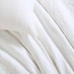 Calvin Klein Комплект постельного белья, 3 предмета, размер Queen (200x200 см), двусторонний, из хрустящего хлопкового перкаля, с потайной застежкой на пуговицы и угловыми завязками, белый с клетчатым узором - фото 5