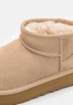 Ботильоны Classic Ultra Mini Platform Unisex UGG, цвет sand - фото 6