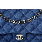 CHANEL Классический клатч из денима с логотипом CF - фото 5