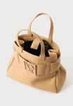 Сумка Armani Exchange SUSIE SOFT, Candied Ginger/Beige - фото 4