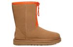 Угги (WMNS) UGG Classic Short Zipper Tape Logo Boot 'Chestnut' - фото 3