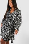 Платье Plus с запахом и принтом «зебра» boohoo, черный - фото 4