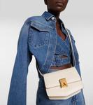 Le Papa Маленькая кожаная сумка через плечо Alaïa, белый - фото 2