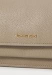 Сумка кросс-боди MICHAEL Michael Kors CLAIRE, Birch/Tan - фото 4