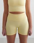 Бесшовные шорты Aim'n Mellow в светло-желтом цвете - фото 2