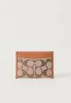 Кошелек COACH ESSENTIAL CARD CASE IN CRYSTAL SIGNATURE JACQUARD, Amber/Tan - фото