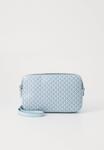 Сумка кросс-боди Calvin Klein EMBLEM ELONGATED CAMERA BAG, Palest Blue/Light Blue - фото