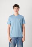 Футболка Calvin Klein Jeans BADGE TEE 2 PACK, Smoke Blue/Formal Gray/Blue - фото 4