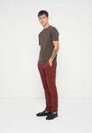 Футболка GAP EVERYDAY SOFT CREW SOLID, New Brown/Light Brown - фото 2