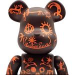 Moose Knuckles Totem Print 100%400% 7/28см BE@RBRICK, 100%+400% - фото 4