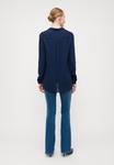Блуза Vero Moda Tall VMBUMPY SHIRT NEW, Navy/Dark Blue - фото 3