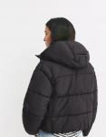 Короткая стеганая куртка Pull&Bear с капюшоном черного цвета - фото 3