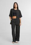 Брюки STRUCTURED STRIPED RELAXED FIT Urban Classics, черный - фото 2