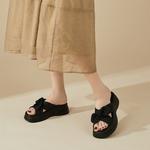 Шлепанцы и сланцы DAPHNE Slide Slippers Women's - фото 8