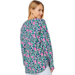 Пуловер Lilly Pulitzer Blythe Pullover UPF 50+, цвет Low Tide Navy Garden Variety - фото 2