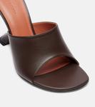 Кожаные мюли Taylor 90 Amina Muaddi, кофе - фото 5