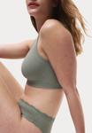 Бюстье Marks & Spencer 3PK SEAMLESS NON WIRED CROP, Green Mix/Mottled Green - фото 2